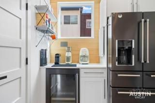 Free Parking Tesla 3BR 3 5BA Dog Friendly Yard and Deck By Austin Vacay - Austin - 9