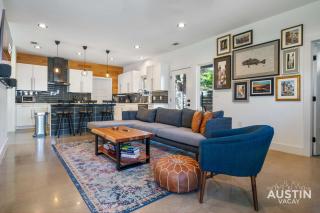 Free Parking Tesla 3BR 3 5BA Dog Friendly Yard and Deck By Austin Vacay - Austin - 0