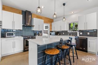 Free Parking Tesla 3BR 3 5BA Dog Friendly Yard and Deck By Austin Vacay - Austin - 3