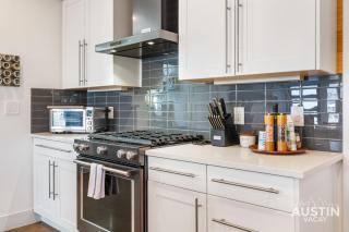 Free Parking Tesla 3BR 3 5BA Dog Friendly Yard and Deck By Austin Vacay - Austin - 2