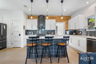 Free Parking Tesla 3BR 3 5BA Dog Friendly Yard and Deck By Austin Vacay - 1