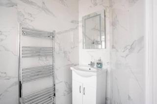 1 Bed-Sleeps 4-Free Parking-30 Min to central Ldn - Ilford - 8