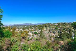 Scenic Retreat with Deck & Stunning Views in LA - 3