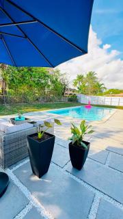 Stylish Pool Home - 6