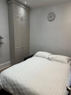 Airy garden flat, London, with fast trains to central London and direct train to Gatwick Airport - 3