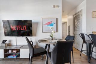 Cozy City Charm - Spacious, Parking, Balcony, Gym - Charlotte - 1