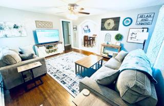 Relax & Unwind in 2BR 1BA Home in Quiet Neighborhood - Nederland - 0