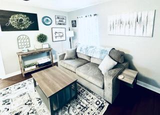 Relax & Unwind in 2BR 1BA Home in Quiet Neighborhood - Nederland - 8