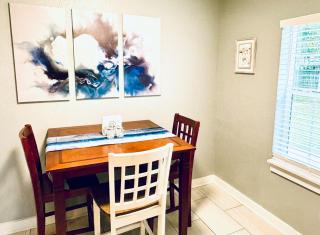 Relax & Unwind in 2BR 1BA Home in Quiet Neighborhood - Nederland - 3