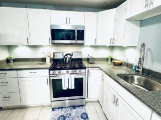 Relax & Unwind in 2BR 1BA Home in Quiet Neighborhood - Nederland - 2