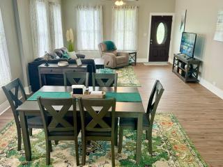 Bright & Airy 2BR 1BA Home Near The Riverfront - 8