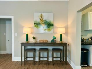 Bright & Airy 2BR 1BA Home Near The Riverfront - 4