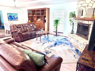 Spacious Retro 2BR 3BA In Quiet Neighborhood - Beaumont - 0