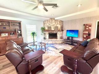 Spacious Retro 2BR 3BA In Quiet Neighborhood - Beaumont - 9