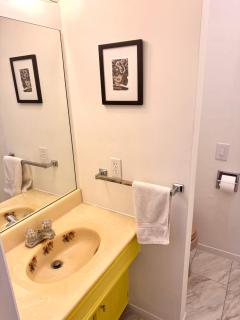 Spacious Retro 2BR 3BA In Quiet Neighborhood - Beaumont - 4