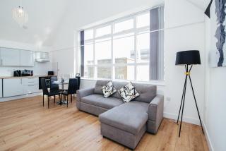 Town Centre penthouse apartment - Near Airport & Train Station - 2
