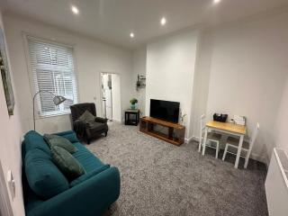 Cosy 2-bed flat, great location - 0