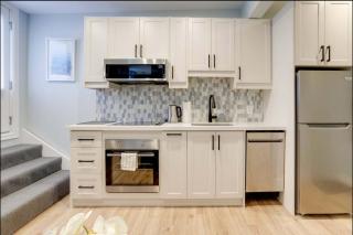 Casa Hotel Stylish Suite with Patio in Leslieville - 4