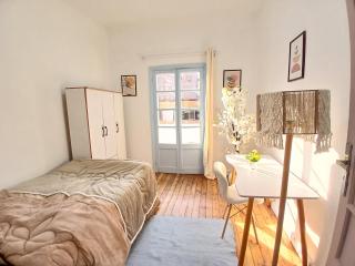 Lively Cozy Downtown Room - 0