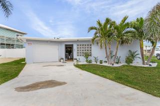 Fort Myers Beach Oasis w/Pool & Canal Access - Fort Myers Beach - 3