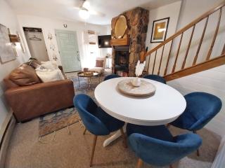 Valley Condo 108 - Skye Retreat - Creekside - Pet Friendly - WiFi - Hot Tub - Fireplace - Washer - Dryer - Playground - Red River - 8