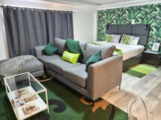 Nimmoh's Riverside Apartments with Pool & Breakfast - Nanyuki - 1