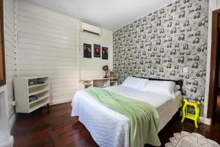 Casa Rústica com Piscina Privativa, Banheira de Hidromassagem, Ar-Condicionado, Pet friendly - Refúgio na Natureza a 5 Minutos do Centro de Imbituba, Perfeita para Famílias e Grupos - Imbituba - 4