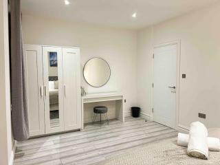 Modern 3 Bed Flat - City Centre - Free Parking - Cardiff - 4