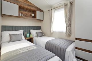 Lakeside Retreat - AGH Hot Tub Breaks - Tattershall Lakes - Tattershall - 6