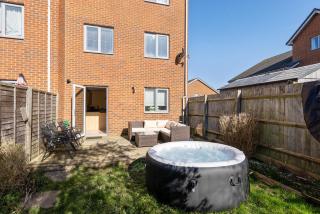 Cosy Retreat in Ashford city centre with Hot tub - 2