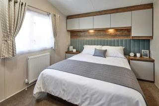 Lakeside Retreat - AGH Hot Tub Breaks - Tattershall Lakes - Tattershall - 7