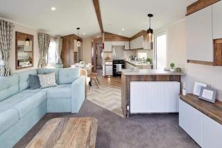 Lakeside Retreat - AGH Hot Tub Breaks - Tattershall Lakes - Tattershall - 8