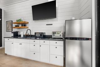 Bia Treehouse Fredericksburg Romantic Hottub EV - 5