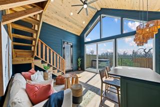 Apollo Treehouse Lux Hot tub Fredericksburg EV - 3