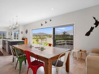 Reel retreat - sunny with views! - Waihi Beach - 1