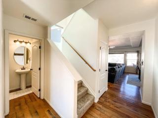 Spacious Family Getaway 20min to downtown sights - 4