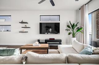 Luxury Lake House Retreat in Rowlett - 1