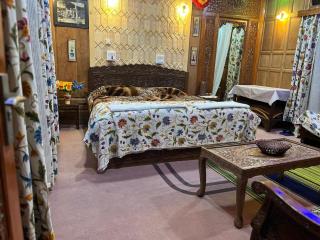 Highland Queen Houseboat - 9