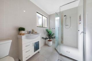 Luxury 5-Bedroom Canal-Front Retreat in Mooloolaba - Mooloolaba - 4