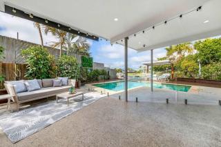 Luxury 5-Bedroom Canal-Front Retreat in Mooloolaba - Mooloolaba - 1