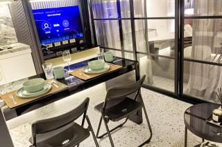 Balcony Overlooking The Iconic Venice Grand Canal with Pool & Sauna, Alexa Smart Lighting, FREE Parking, 5 mins to BGC, Fast WiFi, Emma Mattress and Pillows - Manila - 6