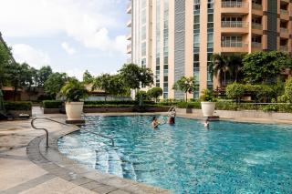 Balcony Overlooking The Iconic Venice Grand Canal with Pool & Sauna, Alexa Smart Lighting, FREE Parking, 5 mins to BGC, Fast WiFi, Emma Mattress and Pillows - Manila - 7