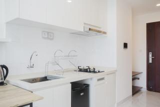 Comfrot 2BR at Sky House BSD Apartment By Travelio - 6