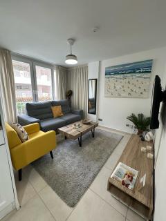 Modern 1BR Walk to Beach, Casino & Puerto Banús - Marbella - 5