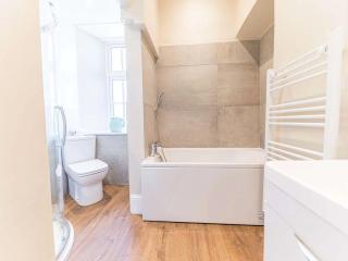 Southfield is a spacious period five bed, four bath with parking - Kendal - 5