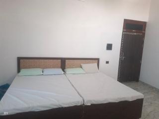 Rudra hotel - Jaswantnagar - 0