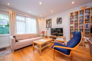 Pass the Keys Spacious 2BR w Free Parking Patio Near Tube - Londra - 9