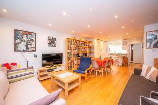 Pass the Keys Spacious 2BR w Free Parking Patio Near Tube - Londra - 6