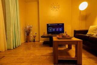Charming and Cosy Home- Sleeps 4, Free Parking, Private Patio - Steps from Warwick Castle & Town! Perfect for Workstations, Races and Cotswolds Getaways! Book Now - Warwick - 2