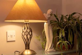 Charming and Cosy Home- Sleeps 4, Free Parking, Private Patio - Steps from Warwick Castle & Town! Perfect for Workstations, Races and Cotswolds Getaways! Book Now - Warwick - 5